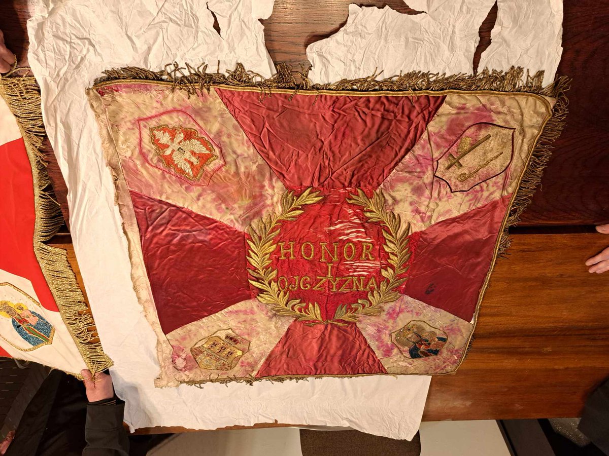 Good day. Polish Army military banner of the 13th Infantry Regiment from Pułtusk WW2 found almost 80 years after the war! The search for other military banners, hidden by Polish soldiers from the Germans as war loot, is still ongoing 1/3 #History #WW2 #PolishArmy