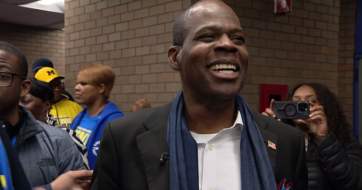 Gym at Chicago's Farragut Career Academy renamed for beloved teacher, coach cbsnews.com/chicago/news/g…