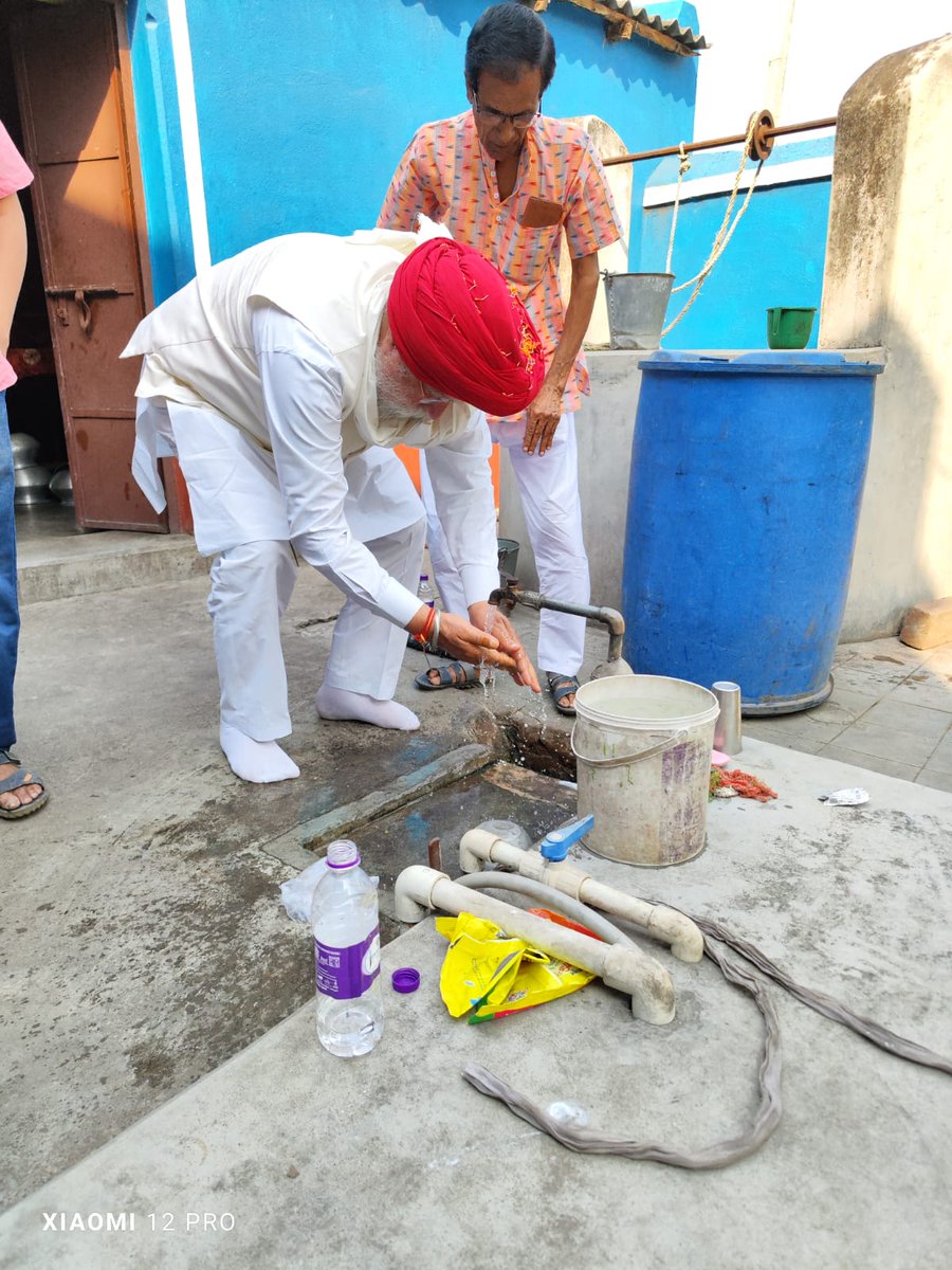 'सादगी से बड़ी कोई खूबसूरती नहीं है।' 

आसनसोल लोकसभा प्रत्यासी माननीय श्री @SSAhluwaliaMP जी ने जनसम्पर्क कार्येक्रम के दौरान एक कार्येकर्ता के घर पर खाना खाया। आप सच में ही बहुत महान है। 🙏

#AhluwaliaJi4Asansol #AsansolBhumiputra #AhluwaliaJiAsansolBhumiputra #asansol