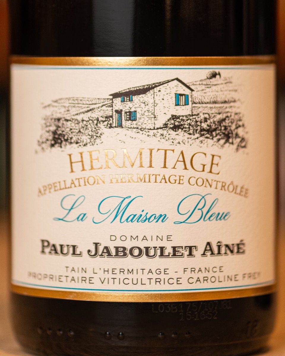 Paul Jaboulet Aîné es una de las bodegas más deseadas del Rhône. Su vino La Maison Bleue 2017 se elaboró con syrah de viejas cepas plantadas en la famosa colina de Hermitage. Primera añada en biodinámica. Para disfrutar ahora o guardar 25 años. #vinodeldía bit.ly/3TPrCKe