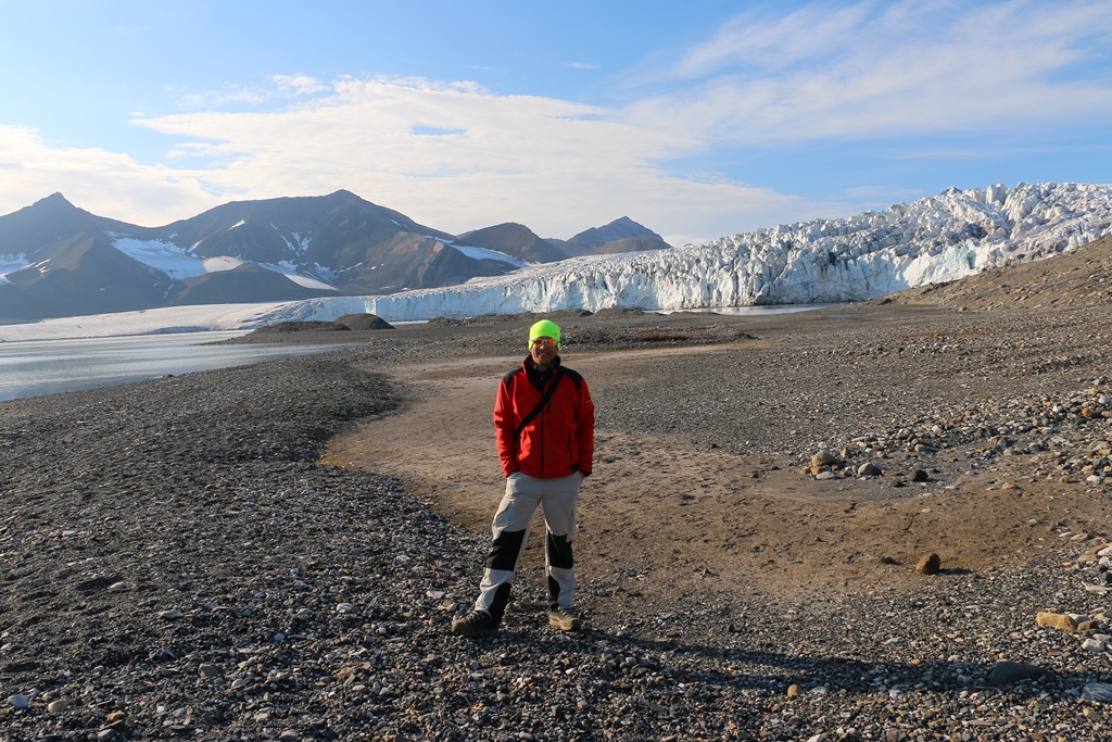 A huge thank you to @philiprporter for presenting his research and expeditions in the High Arctic and High Himalaya. Truly inspiring!

#AcademicTwitter #AcademicChatter #phdvoice #phdlife #academiclife #theotherkindofdoctor #publicengagementwithscience #Science #Geography