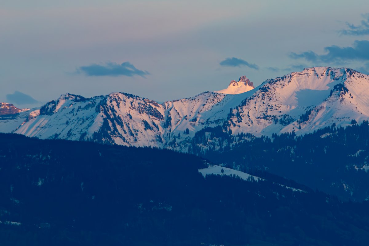 Die Berge im #Bregenzerwald am #Freitag abends im letzten #Sonnenlicht. #Kanisfluh, #DornbirnerFirst und #DamülserMittagspitze