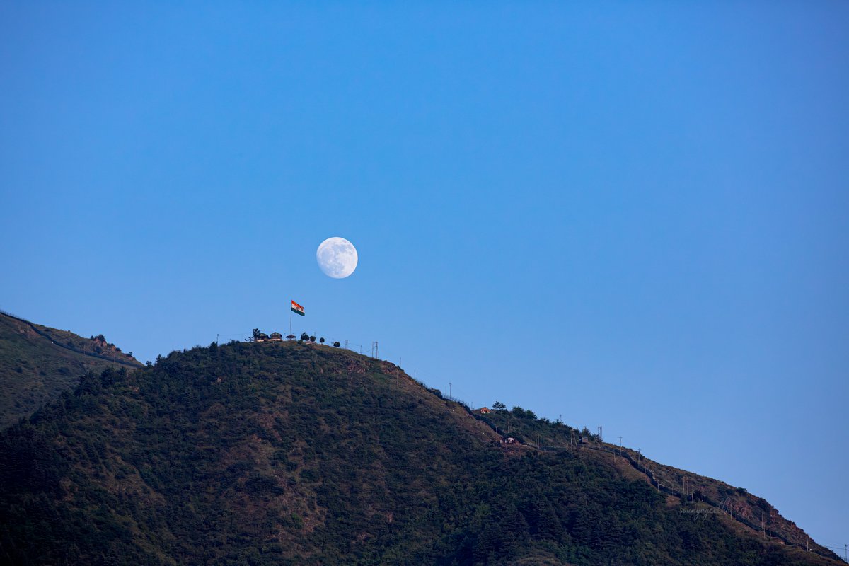 Good Morning..

India, to the moon!
📷 Srinagar, J&K

#photooftheday #JammuAndKashmir  
@MinOfCultureGoI @JandKTourism
