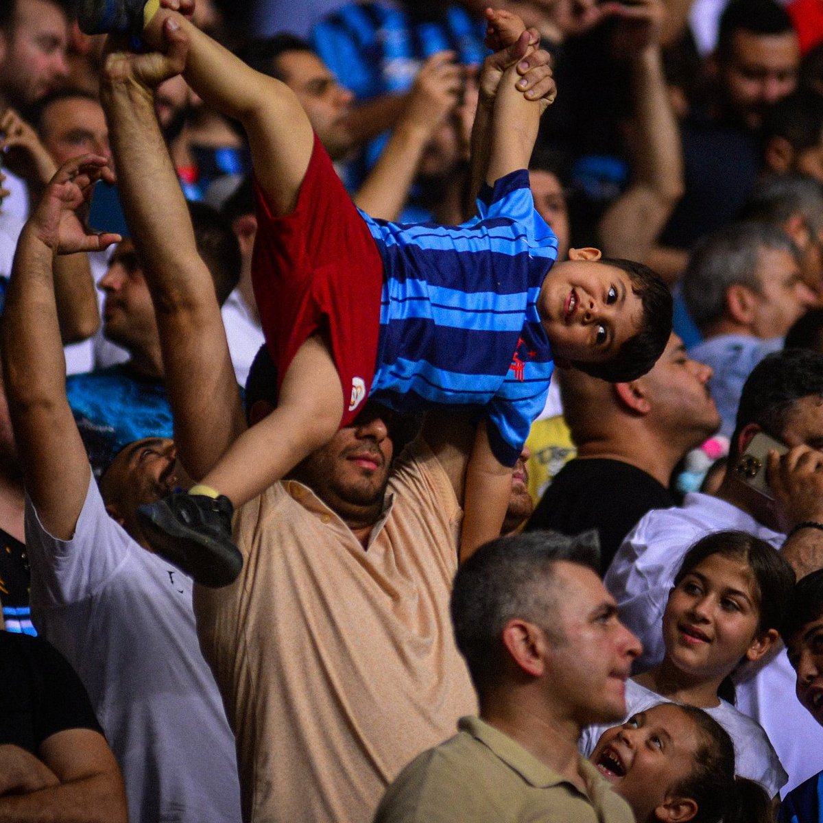 Oğlunu atkı olarak kullanan bir Adana Demirspor taraftarı. (Yeni Şafak)