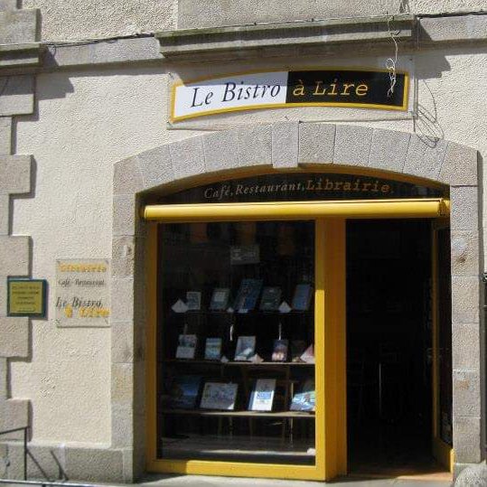 Allier l'agréable à l'agréable, c'est le secret des #LibrairiesIndependantes.
Bonne fête chers libraires !

(Photo perso)