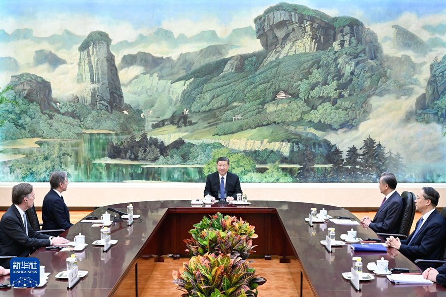 La scelta della foto da parte del quotidiano cinese Global Times non è casuale. Il Segretario di Stato USA #Blinken (qui quasi invisibile) è stato ricevuto a corte dell’imperatore #XiJinping