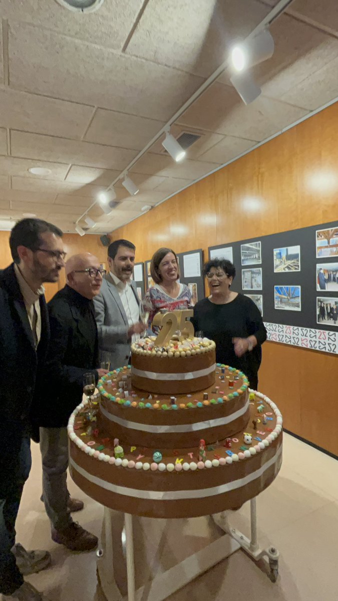 Des d'aquest cap de setmana la Biblioteca Central acull una exposició fotogràfica que repassa els 25 anys d'història d'aquest equipament cultural de la ciutat que va inaugurar-se el 14 de maig de 1999.