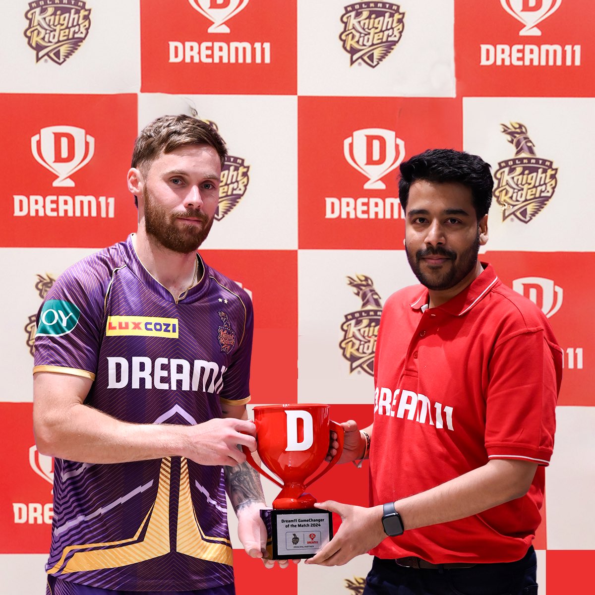 The Dream11 Champion fan presenting Phil Salt with the #Dream11GameChanger Award for the highest fantasy points in last night’s match - 111 points!