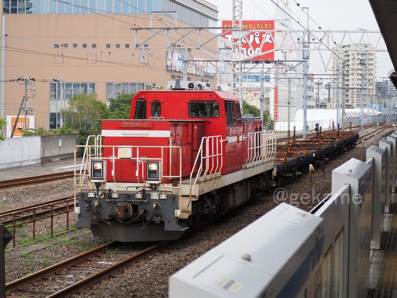 gekame's tweet image. 2024/04/27
新小岩操→越中島貨物の総武本線貨物支線を、DD200-5 牽引のチキ車回送列車が通過。