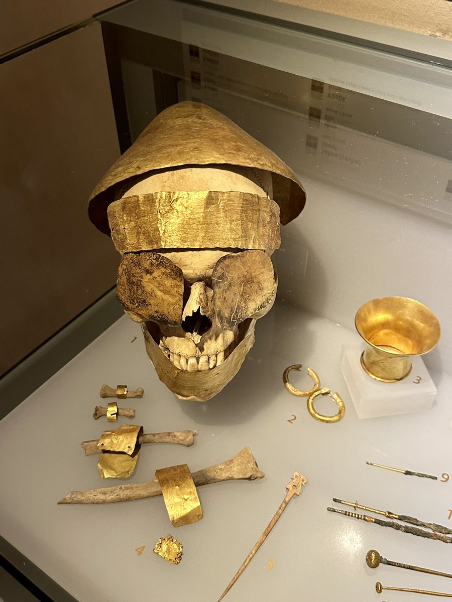 📍KÜLTEPE MÜCEVHERATI 🔹 Kültepe' de mezarlarda bulunmuş olan mücevherati, altın, gümüş, elektrumdan diadem, ağız ve gözleri kapatan küçük safihalar; bir tür başlık olan serpus, elbise iğneleri, saç halkalar vb. şeyler oluşturur. 🔹Ankara Medeniyetleri Müzesi