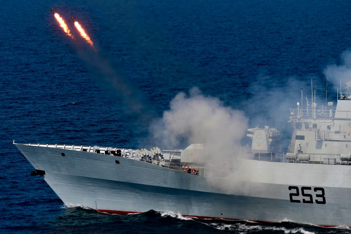 🇵🇰 The PNS Saif (F-253), a Zulfiquar Class Frigate fired rounds during the multinational exercise Aman on Feb. 15, 2021.
(Asif Hassan/AFP via Getty Images)
#PakistanNavy #PNSSaif #Aman