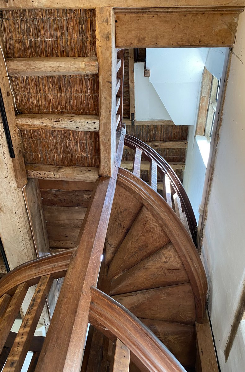 Upstairs, downstairs 
#GreysCourt #StaircaseSaturday @nationaltrust