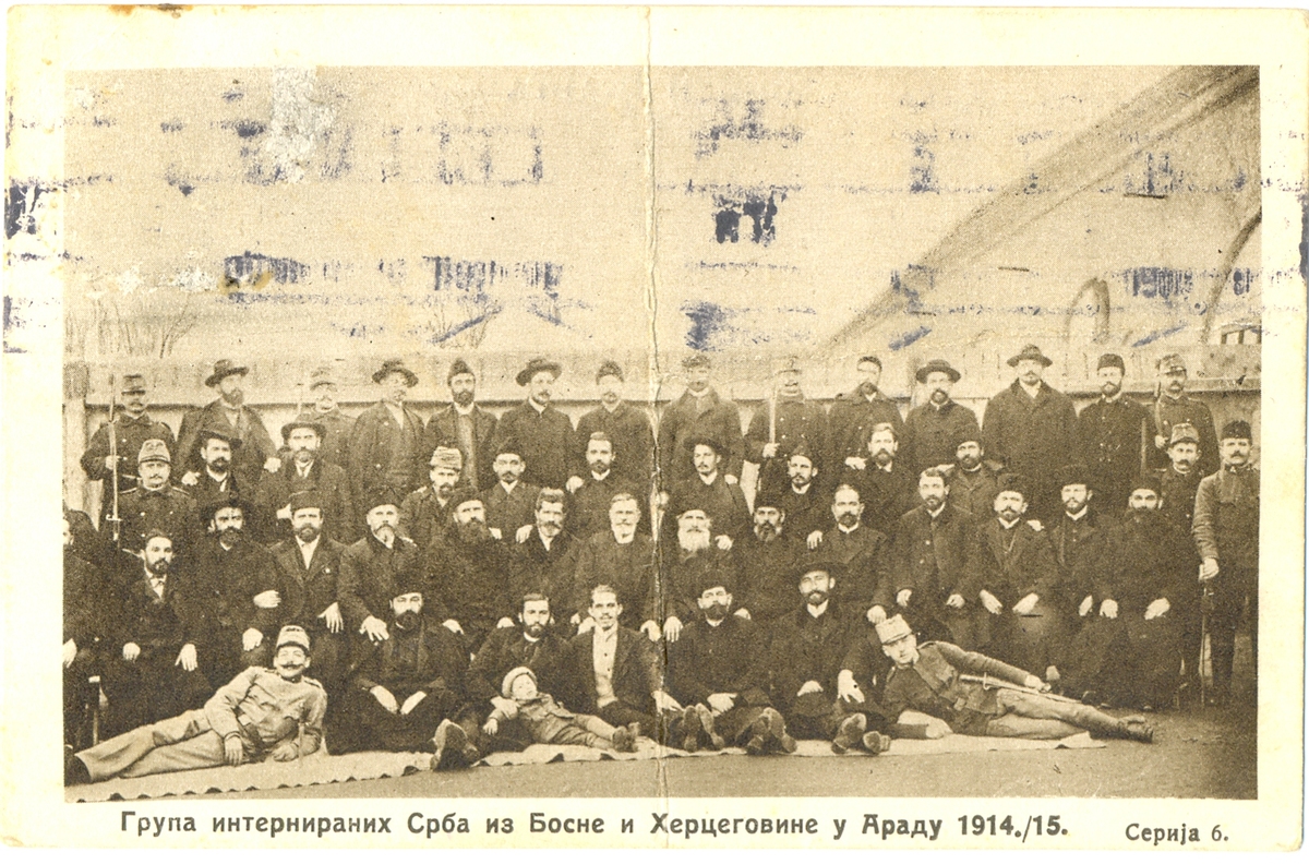 1914/15 #Photo of a group of #Serbs interned from #BosniaAndHerzegovina to the #Arad Fortress concentration camp.

#concentrationcamp #WWI #History #Austria #Hungary #Romania 

Postcard from the collection of the National Library of #Serbia. More about the camp below.👇