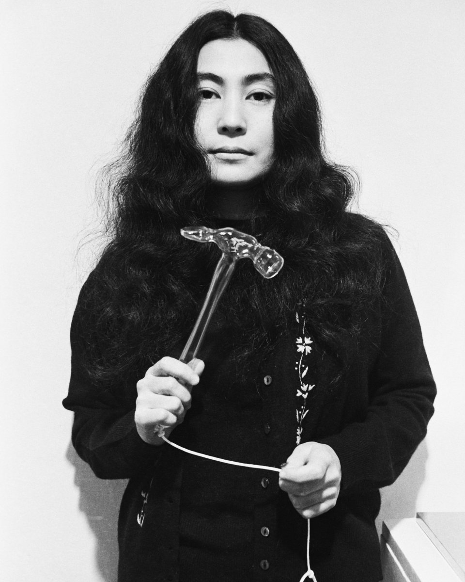 “ #YokoOno es la artista desconocida más famosa del mundo. Todos conocen su nombre pero no saben lo que hace”, dijo John Lennon sobre su carismática compañera. 'Music of Mind' que puede visitarse en la #TateModern de #Londres hasta el 1 de septiembre, reivindica a esta artista y…