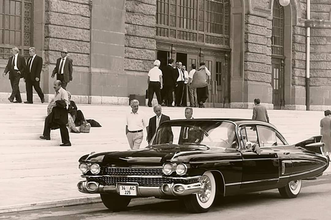 Haydarpaşa Garı önünde birilerini bekleyen şık bir Cadillac (1965)