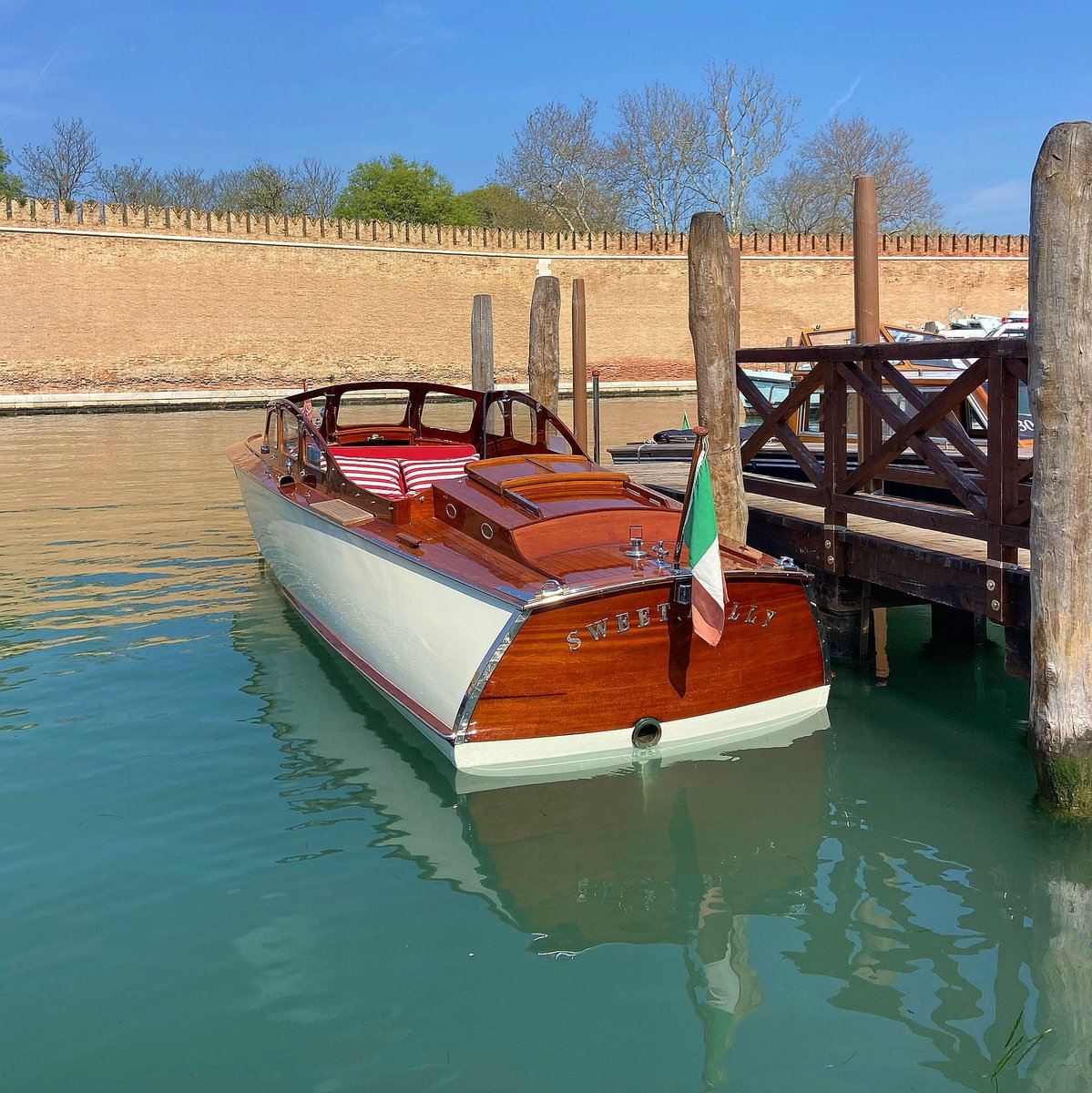 Our beautiful 'Sweet Molly' from 1938 getting ready to take our wonderful guests on a tour of the lagoon.
#classicboatsvenice #Venedig #classicboats #Venise #travel #luxury #Venezia #Venice #sweetmolly
