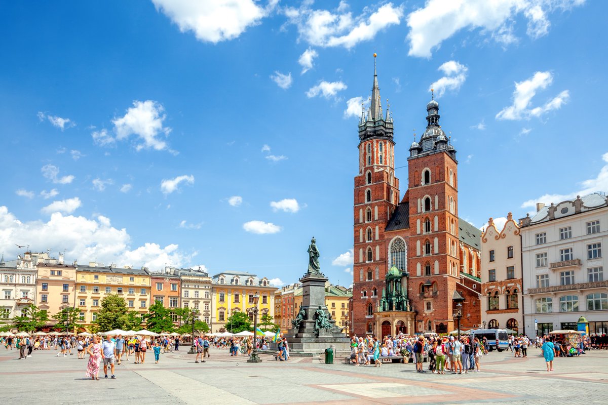 Discover the charm of Krakow! The medieval old town, numerous historic buildings and the lively Jewish district make Poland’s secret capital a must-visit destination. Cultural diversity, delicious cuisine and fascinating history await you! ▶️ ber.social/dest-krakow-en #BERconnects