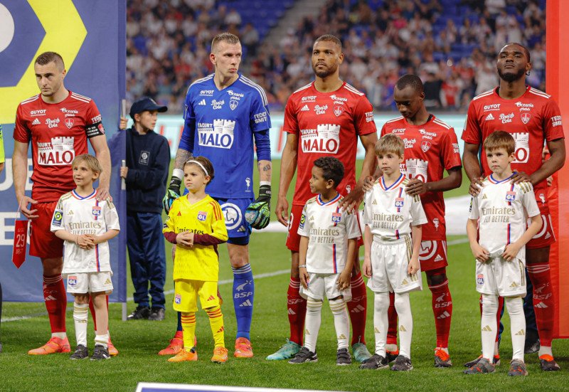 @emirates joins hands with Hôpital Mère Enfant and Centre Léon Bérard to offer children an exclusive player escort experience at the Olympique Lyonnais match.

#Emirates #UAE #Lyon #France #airline #HôpitalMèreEnfant #OL @OL #FlyBetter