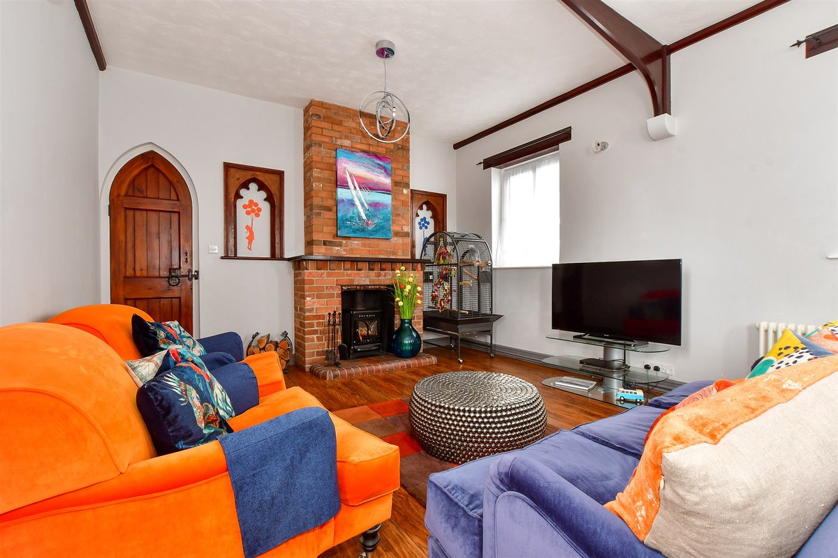 🏡 3 Bedrooms | Ashey, Ryde

This stunning 19th Century converted Chapel is situated on the outskirts of Ryde, surrounded by countryside and lots of nearby walks. If you're looking for something unique this is it!

👉 ow.ly/BjhJ50Ro1XK

#Pittis #EstateAgents #IsleOfWight
