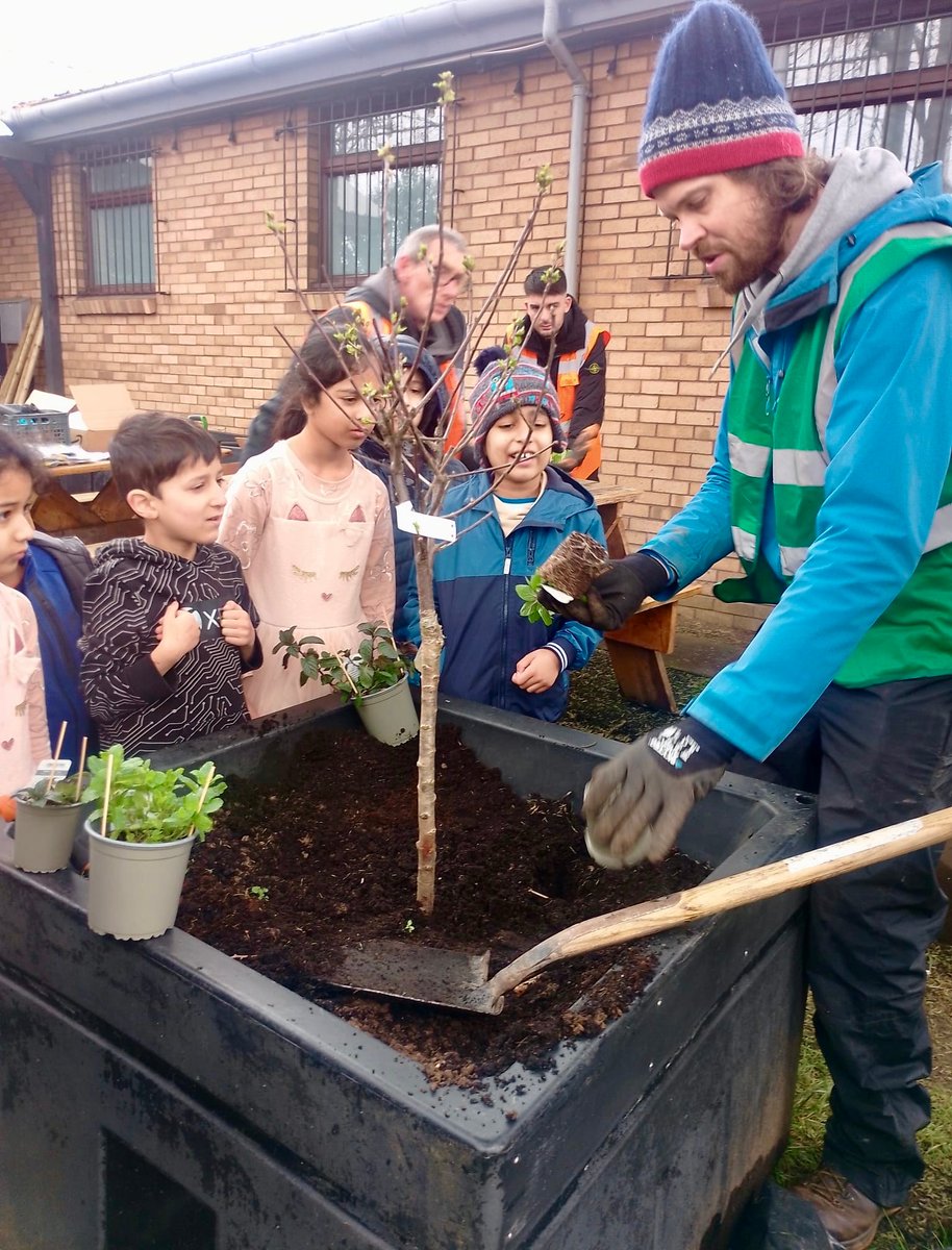 How lovely is this photo of Glasgow Project Manager Fergus planting containers at Bella Rose Hall with @ccg_charity? We love any opportunity to teach the next generation about resilient food systems 🍏 We hope it helps foster a lifelong love & respect for Nature!