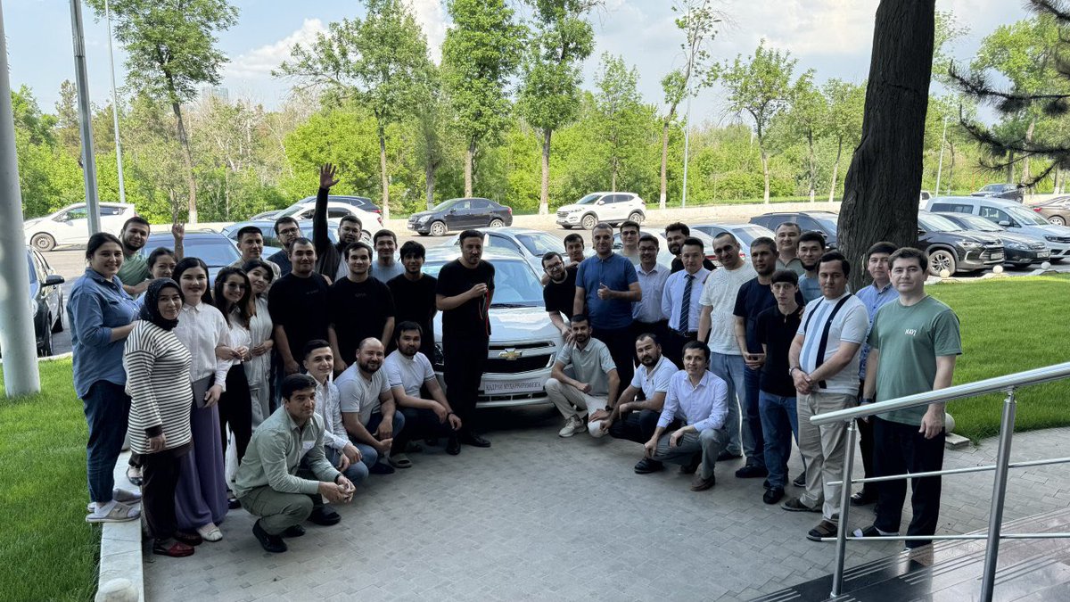 UmidSher's tweet photo. Биз билан 10 йилдан бери биргаликда ишлаб, https://t.co/UaDOSMsfPZ лойиҳасининг илк кунларидан бошлаб етакчи муҳаррир сифатида сайт ривожига катта ҳисса қўшиб келаётган Азиз Қаршиевга сайт томонидан автомобил совға қилинди. https://t.co/Qt70l35LqV