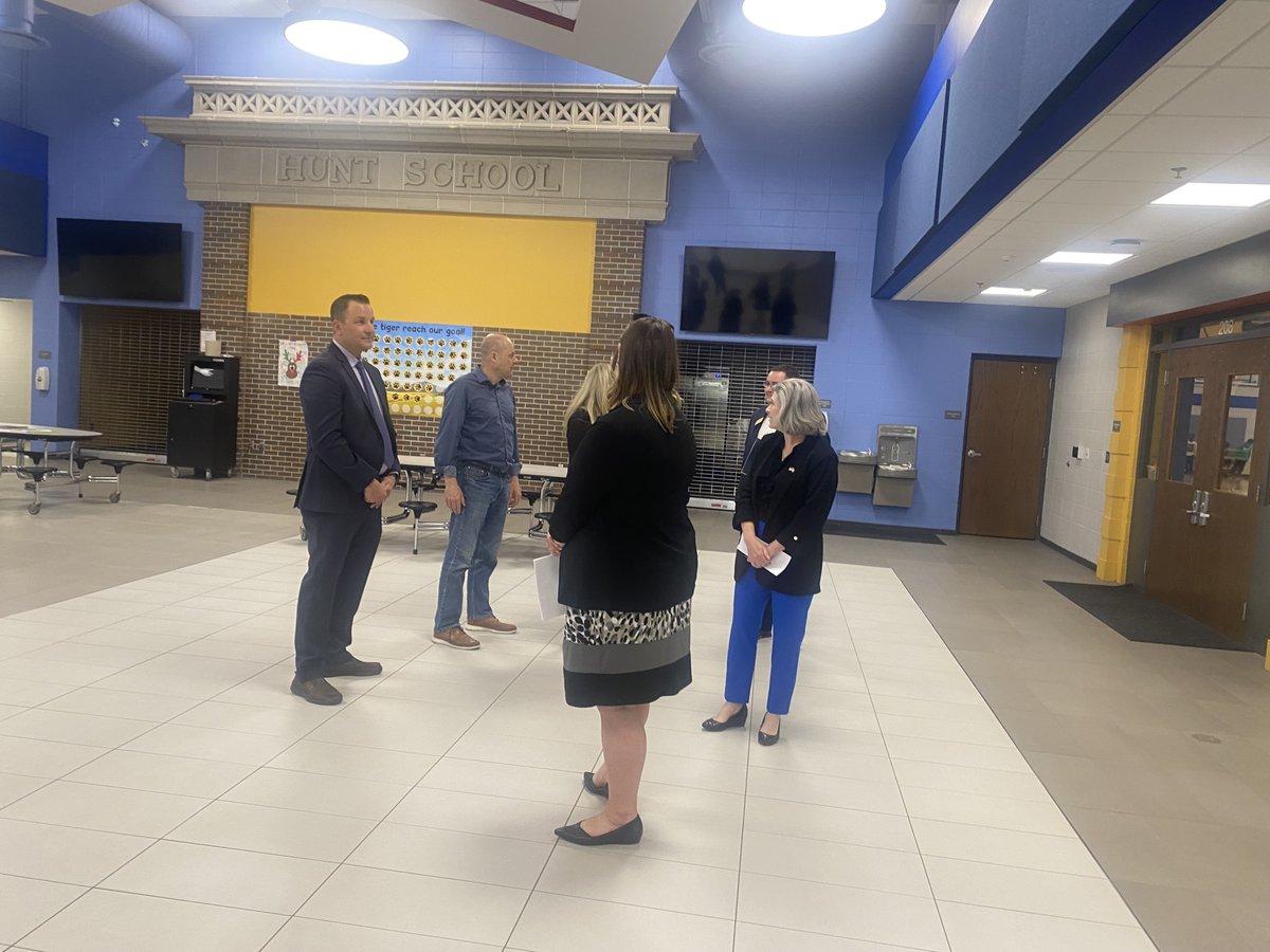 We appreciated Senator Joni Ernst's visit this week to #SCCSD Hunt A+ Arts Elementary School to hear more about our amazing specialty fine arts school and SHIP's Beyond the Bell program which provides important before and after school child care for our families.