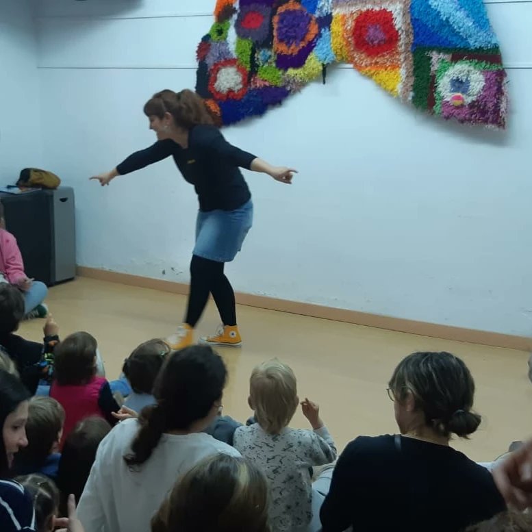 Avui, la sala gran de l'associació, s'ha omplert de famílies amb l'activitat organitzada pel @saltamartillibres i @vivimdelcuentu Sempre és un plaer tenir-vos amb nosaltres. Gràcies a tothom per venir a l'activitat, visca la lectura i la cultura!