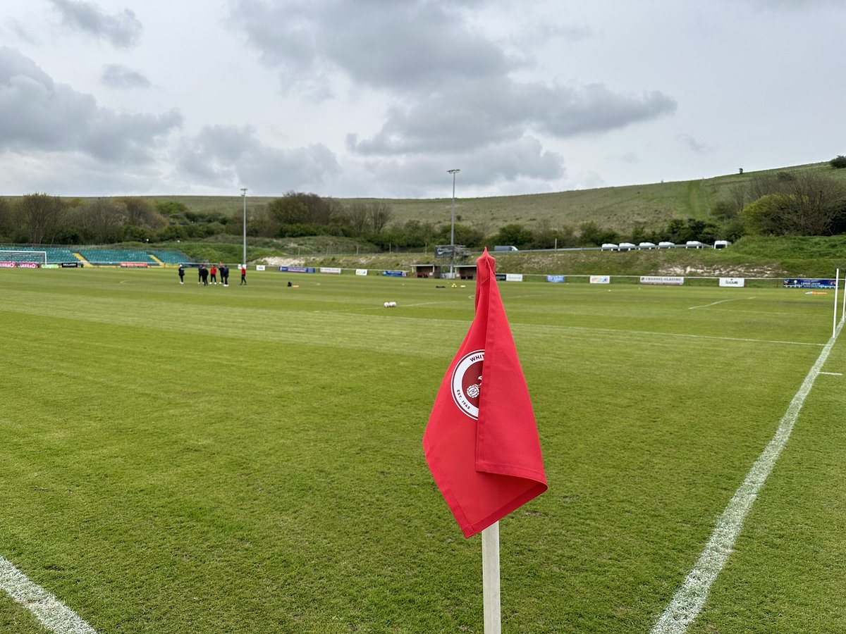 📍 Enclosed Ground 
We’ve arrived ahead of this afternoon’s @IsthmianLeague game against @HawksFCOfficial 
Team news 🔜
#BarArmy