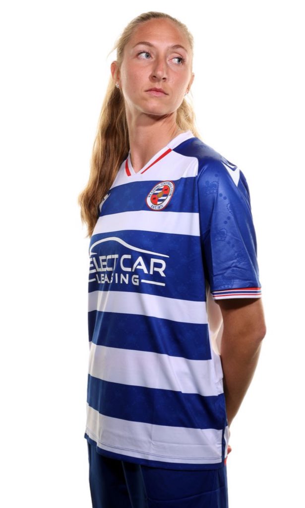 Surprise new #readingfc shirt! Sat in the stands, had no idea prior to them walking out 😅 Looks like a belter to me - the sleeve pattern is brilliant (3rd pic), the red detailing is spot on, lovely cuffs No gimmicks this year. Just a really solid blue and white hooped shirt 👌🏼