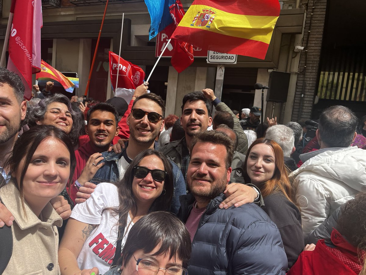 ¡IMPRESIONANTE! Mientras la derecha rancia de nuestro país se manifiesta para enfrentar a españoles. Los socialistas nos manifestamos en favor de la democracia y de presidente legítimo. VAMOS @Psoe @sanchezcastejon @jsagrx