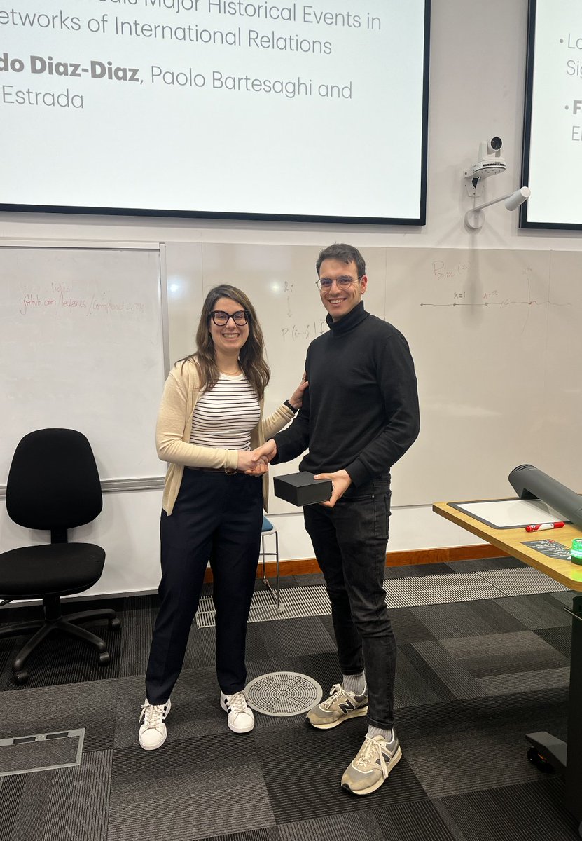 Congratulations to Fernando Diaz Diaz for being selected as the best student contribution of #CompleNet24. Here we see him receiving the trophy from @marianagmmacedo.