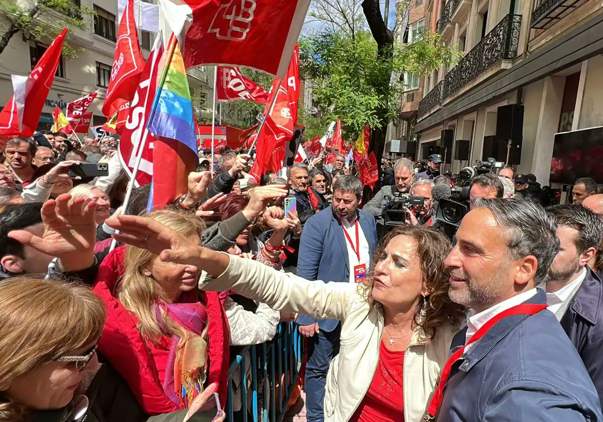 🔶 SUR+ #LapolíticaSUR 🗣 Unos 150 malagueños acuden a la concentración en #Madrid en apoyo de Pedro Sánchez. ✍ @amontillaromero ➡️ diariosur.es/malaga/malaga-…