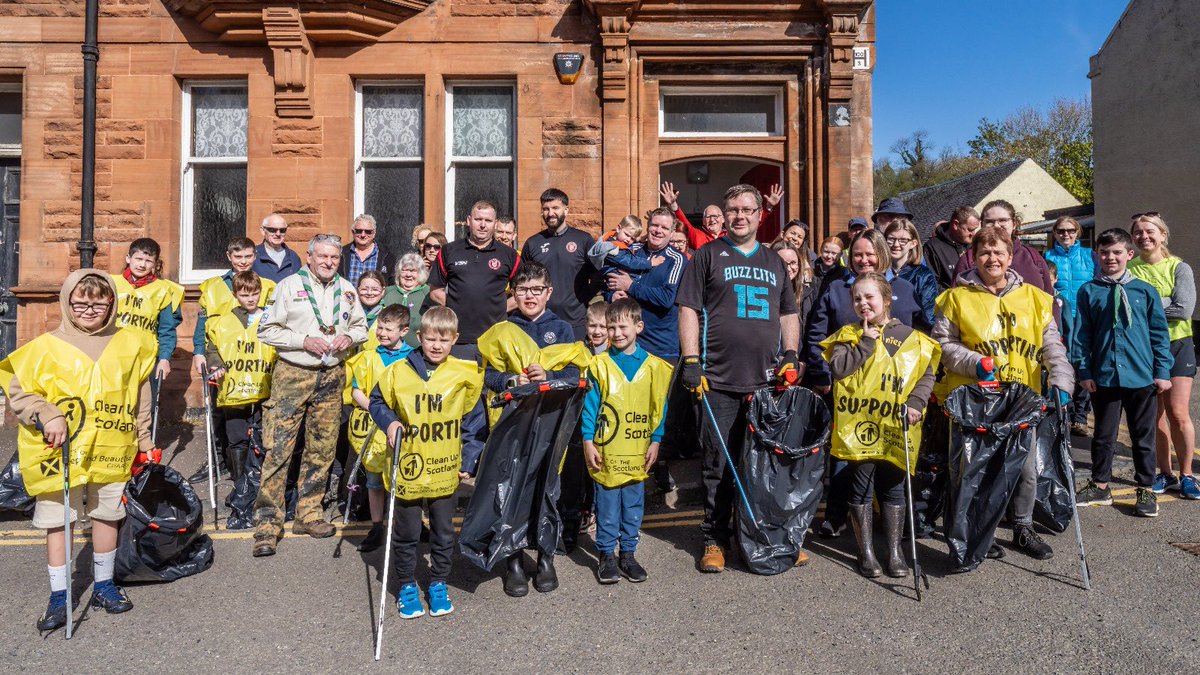 What a great turnout at the CHaT HUB this morning for the community Litter Pick, organised by the Community Council with help from the local community groups 👏
Well done to everyone who took part 🚮🚯
#springcleanscotland #keepscotlandbeautiful #newmilns
