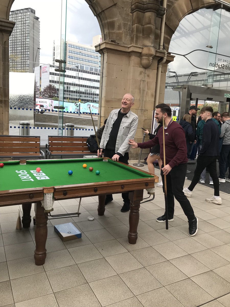 Look who was waiting for us at the station 🙀😝🥰 #crucible #sheffield #stevedavis