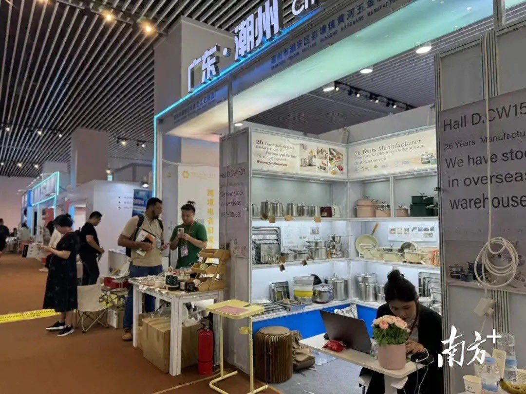 Six #Chaozhou enterprises participate in the first Cross-Border #E-commerce & Overseas Warehouse Zone set up at this session of the #CantonFair, showcasing distinctive industries represented by stainless steel, ceramics, and sports goods.

By the first quarter of 2024, Chaozhou's