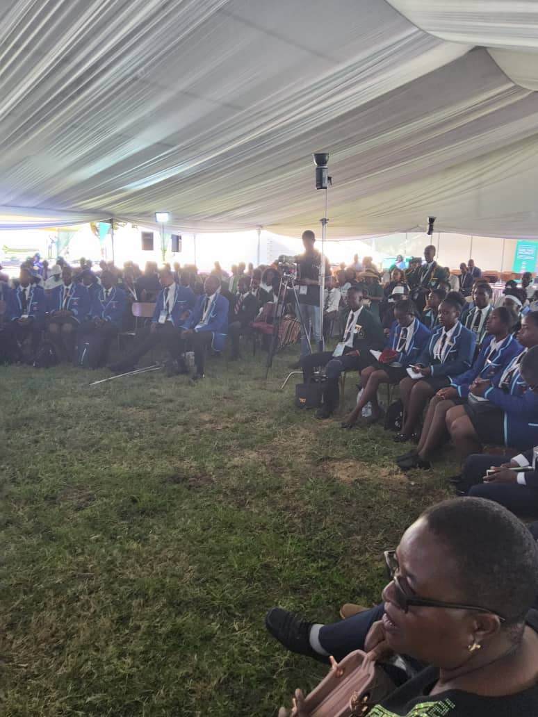 #IweWosvora🇿🇼

Embrace innovation, creativity, entrepreneurship as well as practical skills and soft skills in order to be all rounders.

Hon. Min Professor Paul Mavima addresses #Scholastica at the ongoing @ZITF1. @Moha_Zim @MinistryofTID @MICTPCS_ZW @min_of_ic @CityofBulawayo