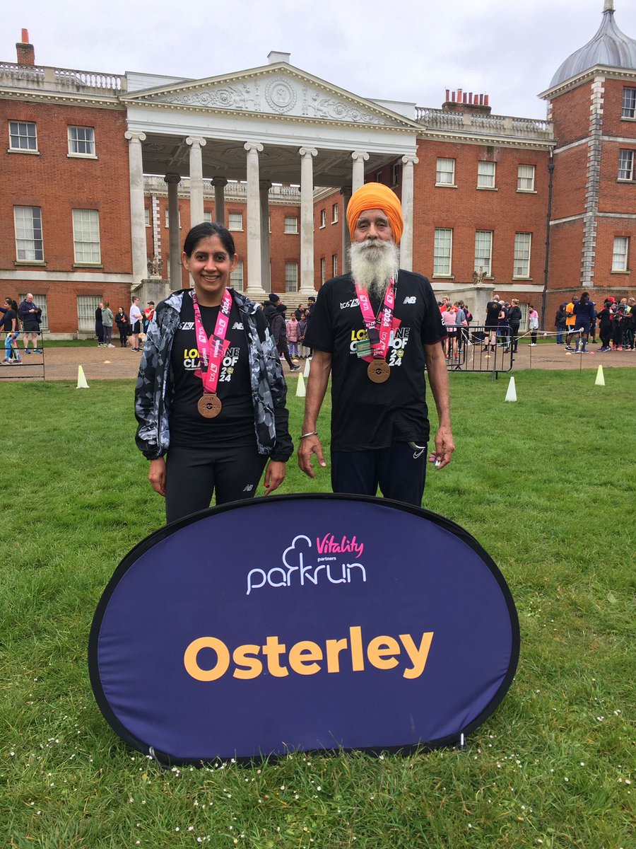 Who did the @parkrunUK today? We got a great photo at the end @SikhSkipping @osterleyparkrun #parkrun