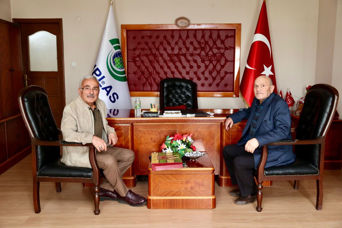 Kırk yıllık kadim dostum Yaşar Sezgül'ün Ünye'deki çalışma ofisinde misafiri olduk, sohbetinden müstefit kaldık. Vefanın, dürüstlüğün, sadakatin ve inancın timsali tüm değerli dostlarıma selam ederim.