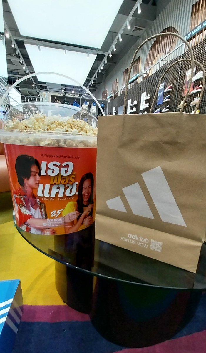 Janooka2's tweet image. หนังจบ #เธอฟอร์เเคช แวะช้อปต่อ 
#adidasxbright
#adidasThailand 
#bbrightvc @bbrightvc