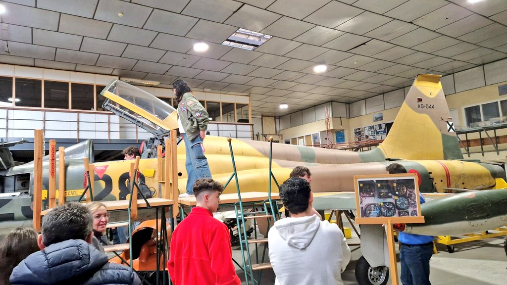 aeroespacialUPM's tweet photo. La jornada #puertasabiertas continúa con una visita por los laboratorios e instalaciones singulares de la #ETSIAE, como el hangar o el #AulaAirbusUPM. También han conocido otros recursos muy útiles para los futuros estudiantes como la biblioteca o el centro de cálculo.
#somosUPM https://t.co/BhpBvq7zuA