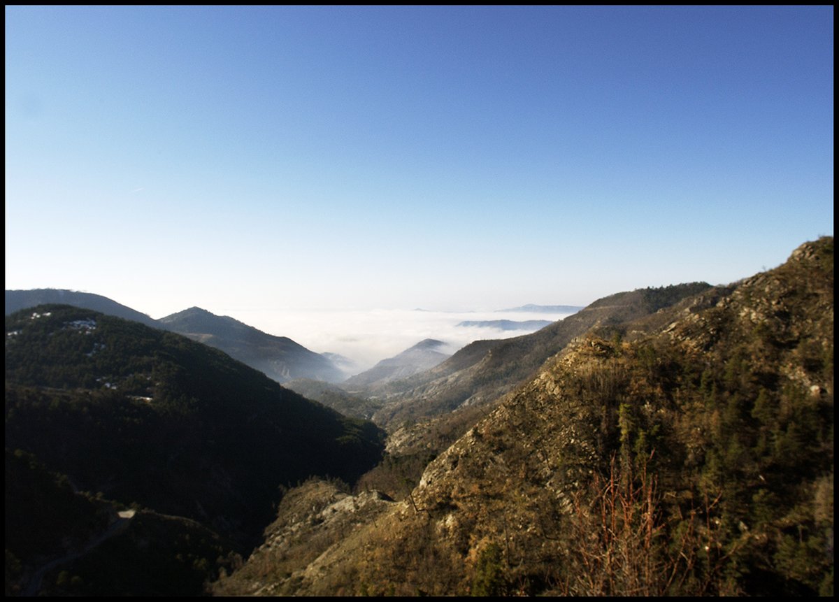 AU-DESSUS DES NUAGES ...
Des jours à photographier ces paysages des Alpes Maritimes, ou n'existe que le silence et la beauté de la nature...  Vers la commune de Moulinet, un petit paradis préservé au pied du Parc national du Mercantour.   ©2024 Alain Hanel.