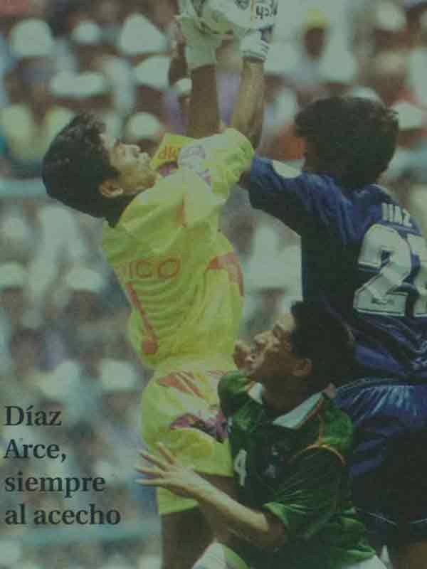 elsalvadorcom's tweet photo. ¡Buen día!
Un 4 de abril 1993 en un partido histórico, la Selección de El Salvador venció 2-1 a México durante el primer partido en el marco de la Eliminatoria para el Mundial de Estados Unidos 94', en el estadio Cuscatlán. Fotos: Archivo.

Mira más 🔗 https://t.co/TOXwPJ8YXR https://t.co/eNFwT7auJg