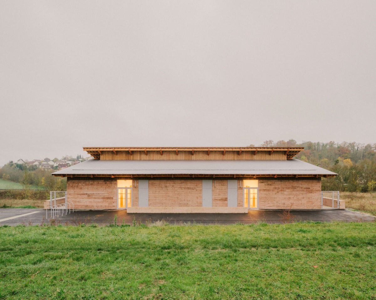 Community hall, Beynes by Graal Architecture buff.ly/3wme28e Photo: Maxime Verret