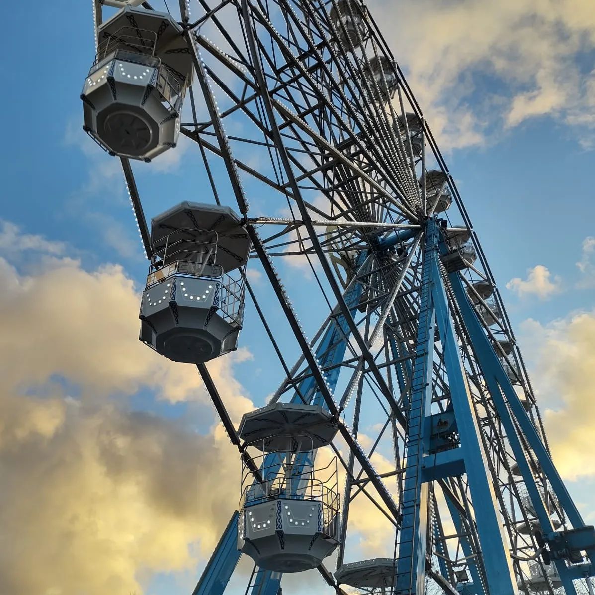 Limerick’s Panoramic Wheel has moved to the Potato Market for @riverfestlimerick! 🎡 Soar high and see the sights from the sky across the mighty River Shannon and beyond! 🏙️ 📸 @aniestefani (Instagram) #RiverfestLimerick #LimerickEdgeEmbrace #ThingsToDoInLimerick