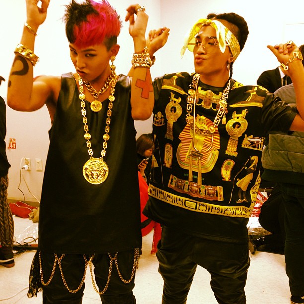 I know Armys are dumb but I didn't expect they are so dumb.

What GD wore in the OOAK MV which was released in 2012 was Roberto Cavalli 2012 collection instead of Versace.

But your fav did wear fake Versace... Can't blame them since they like to benchmark BIGBANG so much, that's