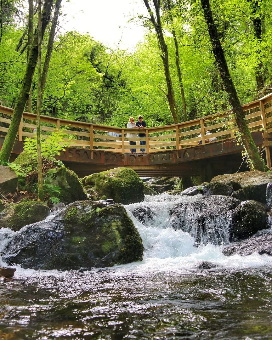 Porto and North of Portugal have new walkways to explore. 💚 Explore the walkways of Vizela while breathing nature, between rivers and waterfalls. 🌳 A must-do, don‘t you think? 📸 : instagram.com/casimiro_queir….