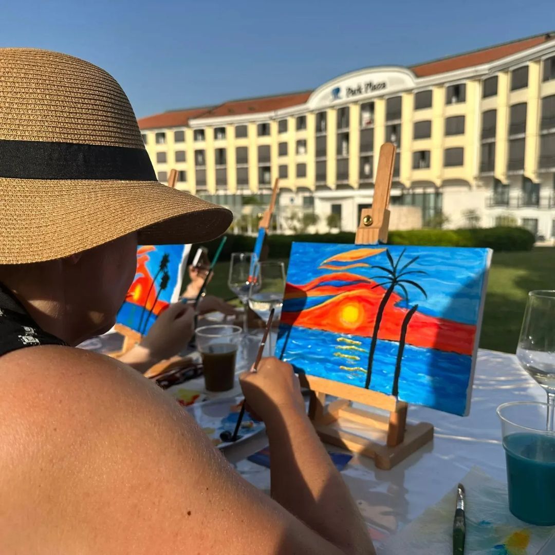 Throwback to last year with art and wine Pula, where guests had the chance to unleash their creativity painting a breathtaking sunset and swaying palm trees while indulging with a glass of wine. 🎨