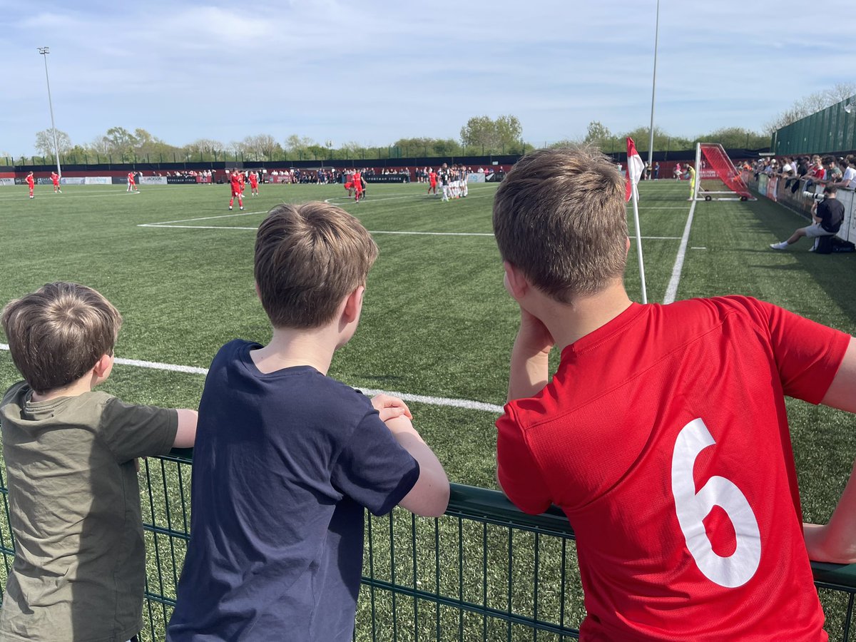 Good luck to @waltonhershamfc today for their last match of the season against Poole Town KO 3pm. Another fantastic season - what a great local team they are and a brilliant community club. 👏👏 (👇my boys at the last home match when the sun was shining!) Go The Swans!