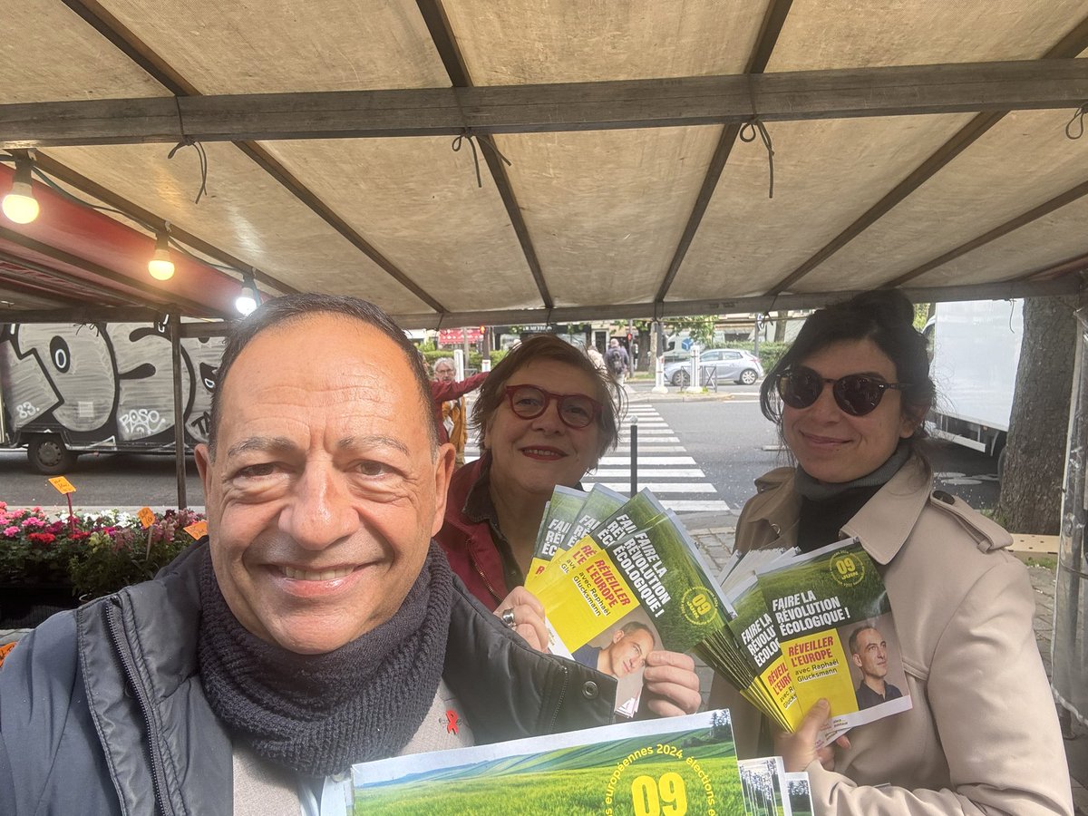 Les militantes et militants commencent le week-end au marché Cours de Vincennes à #Paris12 avec @egregoire pour parler du programme et de la liste @partisocialiste et @placepublique_ menée par @rglucks1 🇪🇺 Rendez-vous toutes et tous le 9 juin pour #ReveillerLEurope 💪🏻