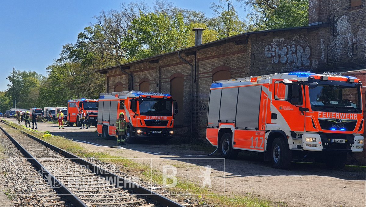 #Übung erfolgreich beendet: angenommener Zugunfall mit vielen Verletzten. #MANV Neben Brandbekämpfung wurde die #Rettungsdienst​liche Versorgung von Verletztendarstellenden geübt. @polizeiberlin @THWLeitung @drk_berlin @JUHBerlin @malteserberlin @ASBinBerlin @DLRG_Berlin